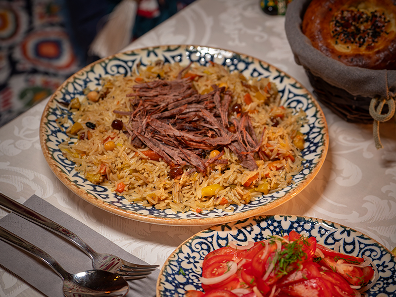 Traditioneller usbekischer Plov mit Reis und Fleisch